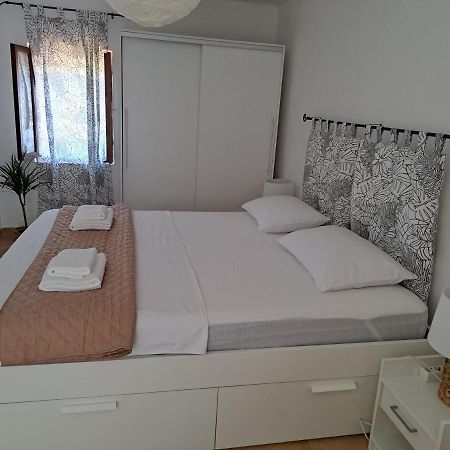 Family Apartment In Center Of Murter Esterno foto
